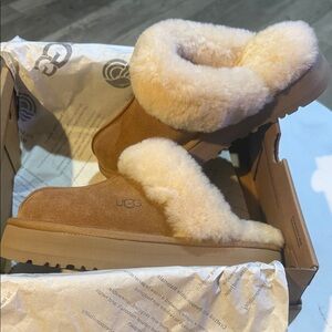 BRAND NEW!! UGG Chestnut and Cream Sheepskin Slippers